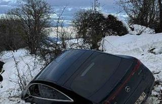 Kartalkaya yolunda lüks araç kara saplandı