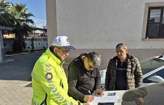 Kaskla servis aracının camını kıran motosikletlinin...