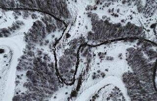 Kastamonu’da karla kaplanan dağlarda hayran bırakan...