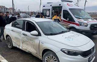 Kavşakta 2 otomobil çarpıştı: 1 yaralı