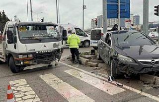 Kavşakta kamyonet ile otomobil çarpıştı: 3 yaralı