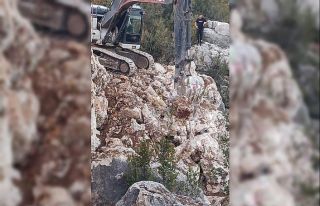 Kaya duvar yıkıldı, altında kalan genç hayatını...