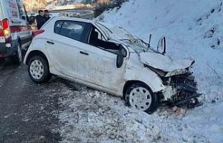 Kayan otomobil, yol kenarındaki araca çarptı