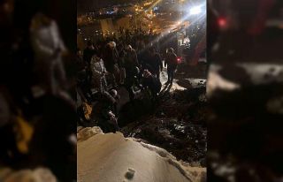 Kayarken belediye otobüsünün altında kalan çocuk...