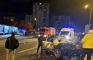 Kaza sonrası alev alan otomobilde can pazarı: 2’si...