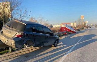 Kaza sonrası bariyerlerde asılı kaldı
