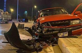 Kaza yapan hafifi ticari aracın radyatörü 30 metre...