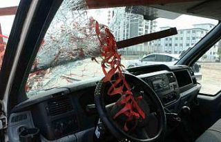 Kazada kafasına demir korkuluk saplanan sürücü...