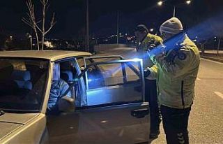 Kazayla ilgilenen polis ekiplerini gördü, sürücü...