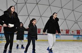 Keçiören Belediyesi’nden ücretsiz buz pateni...