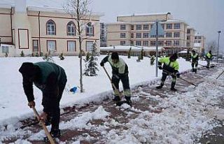 Keçiören’de yaya güvenliği için kar küreme...