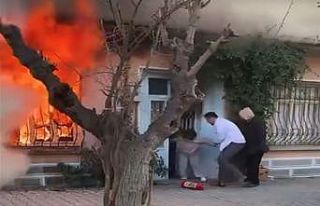 Kedisini kurtarmak için alevlerin içine daldı;...