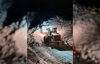 Kemaliye’de kapanan grup köy yolları ulaşıma...