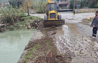 Kemer’de köprüleri tıkayan tomruklar temizlendi
