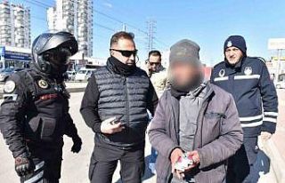 Kepez’de seyyar satıcı ve dilencilere operasyon