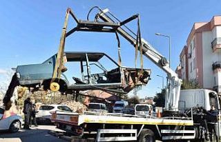 Kepez’de terk edilmiş hurda araçlar kaldırıldı