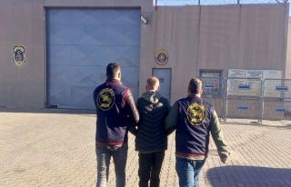 Kesinleşmiş 12 yıl cezayla aranan uyuşturucu tacirini...