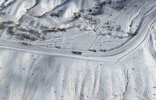 Kırıkkale’de karla kaplanan köy yolları yeniden...