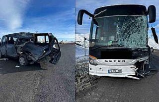 Kızıldağ’da otobüs ile minibüs çarpıştı:...