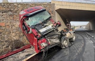 Kocaeli’de istinat duvarına çarpan tırın sürücüsü...