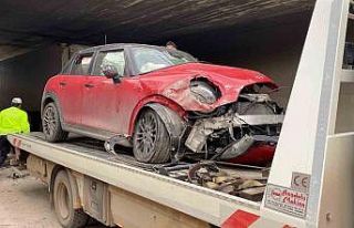 Kocaeli’de köprü ayağına çarpan otomobilin...