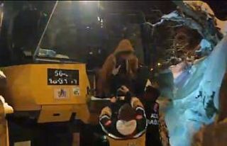 Kolundan yaralanan çocuk, iş makinasıyla bulunduğu...