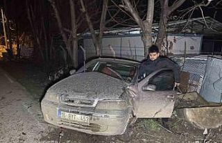 Kontrolden çıkan otomobil ağaca çarptı: 4 yaralı