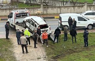 Kontrolden çıkan otomobil, belediye aracına çarparak...