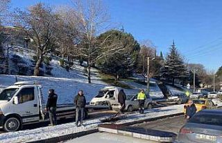 Kontrolden çıkan otomobil çarptığı aracı karşı...