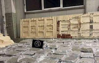 Kontrplaklar arasına gizlenen 700 kilo esrar sınırda...
