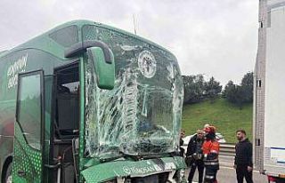 Konyaspor U-19 futbol takımını taşıyan otobüs...