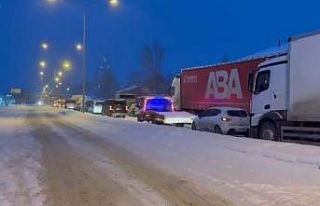 Kop Dağı Geçidi’nde tipi nedeniyle araçlar yolda...