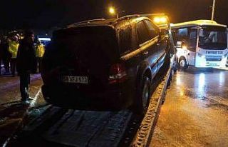 Köprü korkuluklarında asılı kalan cip nehre düşmekten...