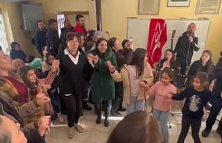 Köy okullarında müzik, oyun ve oyuncakla gelen...