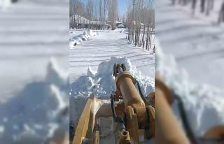 Köy yolları için zorlu mücadele: Kar kalınlığının...