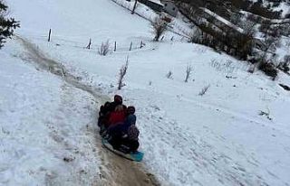 Köylerde kar eğlencesi: Çuvalın içine saman doldurup...