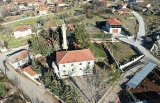 Köyün tek camisinin bir kısmı ve avlusu icradan...