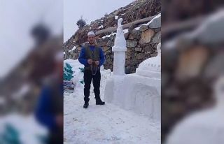 Köyüne kardan cami yaptı