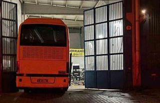 Krikonun kayması ile otobüsün altında kalan tamirci...