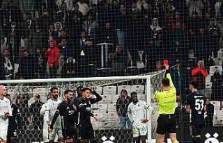 Kristjan Asllani ilk maçında kırmızı kart gördü