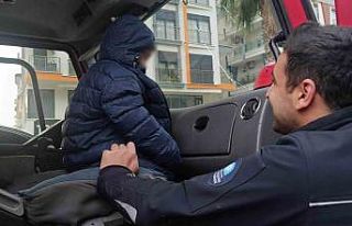 Küçük yaştaki çocuğu evde tek başına bıraktı,...