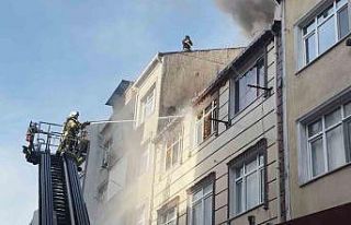 Küçükçekmece’de 3 katlı binanın çatı katı...