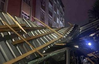 Küçükçekmece’de şiddetli rüzgar çatıyı...