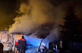 Kursun odunluk deposunda çıkan yangın korkuttu