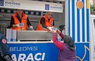 Kuşadası Belediyesi’nin sıcak çorba ikramı...