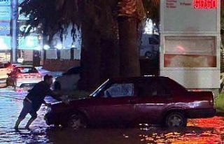 Kuşadası’nda sağanak yağış yolları göle...