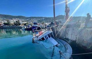 Kuvvetli rüzgar Güllük’te tekneyi batırdı