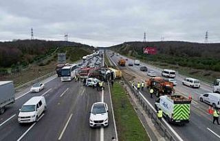 Kuzey Marmara Otoyolu’nda hafriyat kamyonu yan yattı
