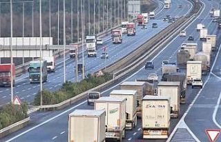 Kuzey Marmara Otoyolu’nda tırların lodosla imtihanı