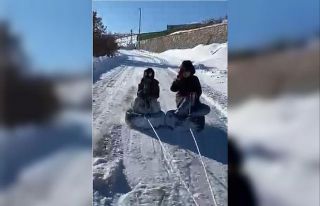 Lastiği kızak yapıp araçla çektiler: Çocukların...